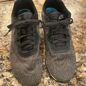 Nike women’s size 10 gray/black tennis’s shoes. Worn a handful of of times